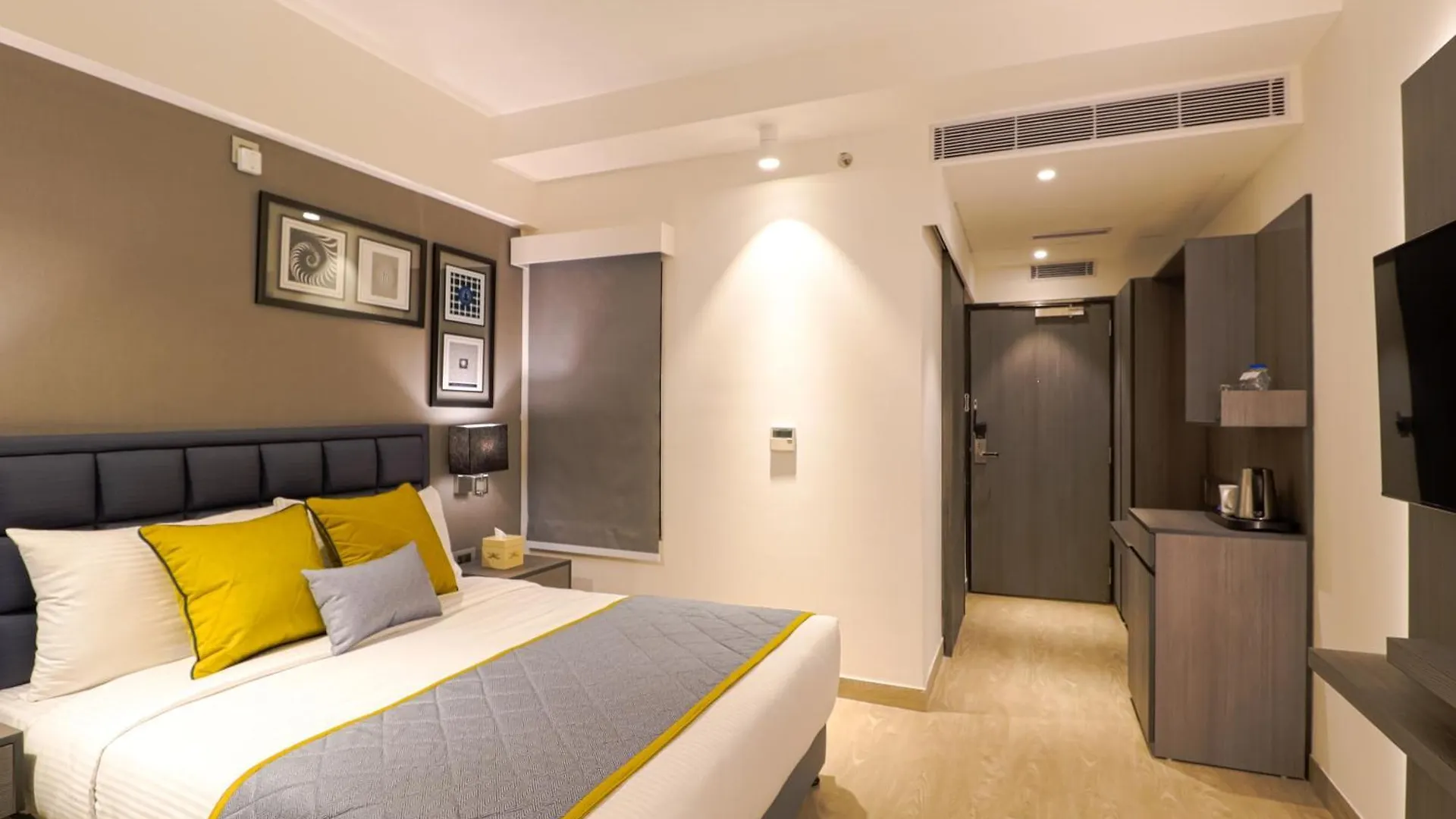 Air By Ahuja Residences Гургаон 4*,